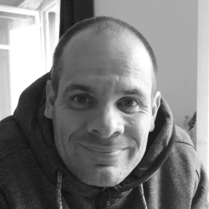 Portrait de graphiste freelance travaillant sur identité visuelle et branding
